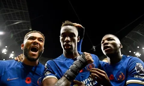 Biến lớn đầy ắp, hat-trick giúp Chelsea nhấn chìm 9 người của Spurs