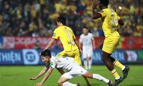 Hồng Duy ăn vạ kiếm penalty bất thành trước HAGL