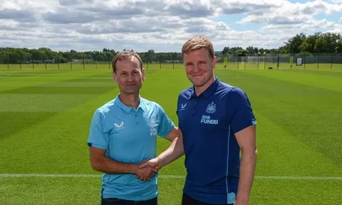 Howe lo ngại rò rỉ kế hoạch chuyển nhượng cho Man Utd