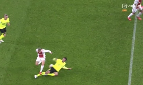 Hummels phẫn nộ về chiếc thẻ đỏ tưởng tượng trước Ajax