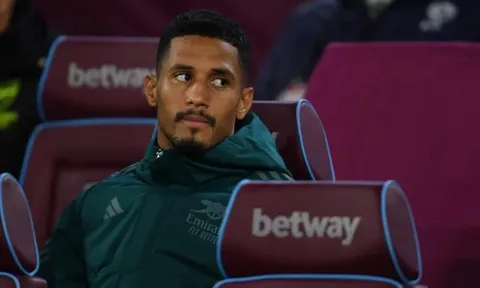 Huyền thoại bất ngờ chê William Saliba