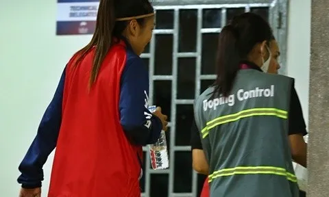 Huỳnh Như kiểm tra doping khi rời phòng họp báo