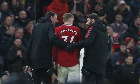 HLV Ten Hag cập nhật tình trạng của Van de Beek