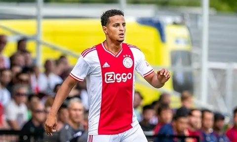 Ajax trả người cho Juventus