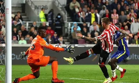 Gary Neville: "Hoàn toàn xuất sắc"