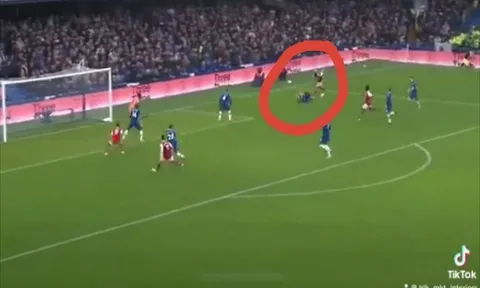 Saliba bật mode "quái thú", out trình cầu thủ Chelsea