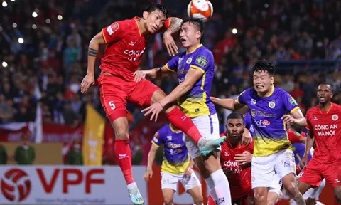 Việt Anh bầm mặt bởi Văn Hậu; Báo Thái nghi ngờ HLV Polking sẽ dẫn dắt CAHN