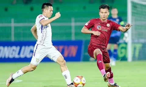 CĐV phản ứng Văn Quyết vì thúc cùi chỏ; Sao U22 Việt Nam chấn thương