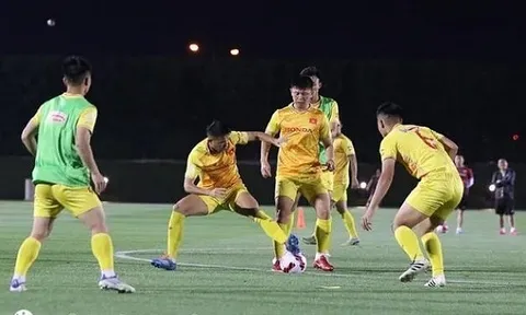 HLV Lào muốn thầy trò Troussier ôm hận; U22 Việt Nam gặp gián điệp