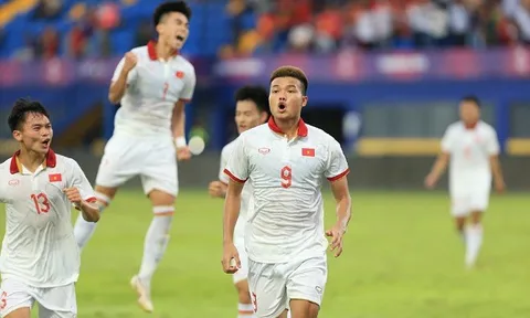 Hung thần cho Singapore và gà son của HLV Troussier