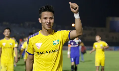 Bom tấn Quế Ngọc Hải sắp nổ?;  CLB V-League chia tay gần cả đội hình
