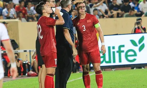 'Bão" chấn thương càn quét, HLV Troussier có méo mặt?