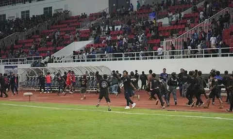 Bạo loạn rúng động bóng đá Indonesia; CLB V-League "dọa" đình công