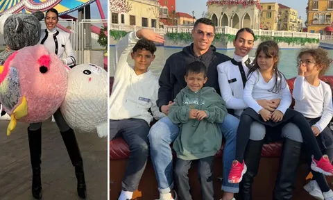 Ronaldo cười tươi bên cạnh gia đình nhỏ