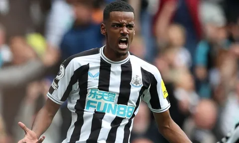 Michael Owen xếp 2 chân sút Newcastle ngang hàng Erling Haaland