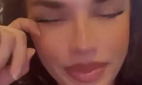 CĐV sexy nhất World Cup rơi nước mắt khi rời Qatar