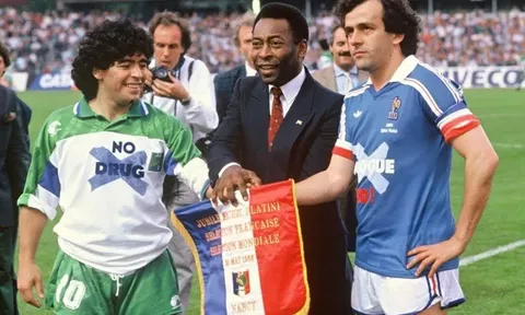 "Pele chơi bóng như một vị Chúa trời"