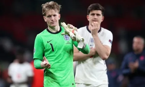 Thủ môn mục tiêu của Tottenham được khen chơi chân tốt nhất nước Anh