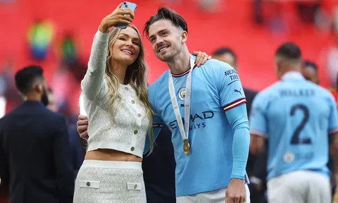 Jack Grealish 'selfie' ăn mừng cùng nữ MC xinh đẹp