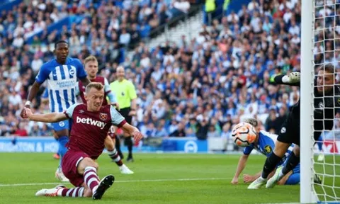 James Ward-Prowse tạt 'gáo nước lạnh' vào Mitoma và đồng đội