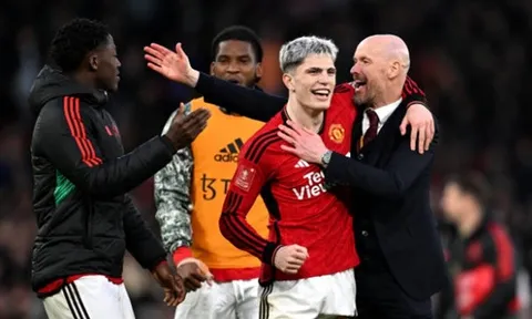 ''Ten Hag cười toe toét''