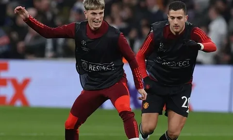 Jeff Stelling: Chỉ có 2 cầu thủ Man Utd trải qua mùa giải tốt
