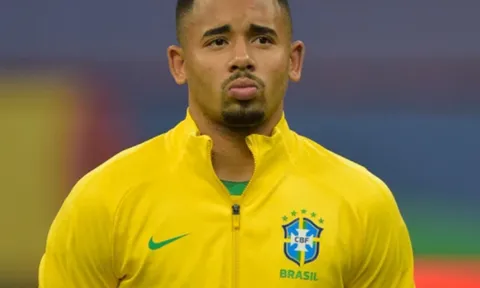 Jesus, Martinelli 'ngả mũ' với sao Liverpool