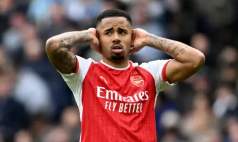 Jeff Stelling: "Arsenal chưa đủ dũng cảm"