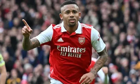 Jesus lập cú đúp ngày tái xuất, Arsenal hơn City 8 điểm