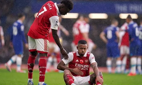 Jesus 'nhảy múa' trong vòng vây 5 cầu thủ Chelsea