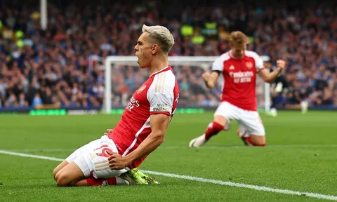 Arsenal sống nhờ viên đạn giấu trong tay áo