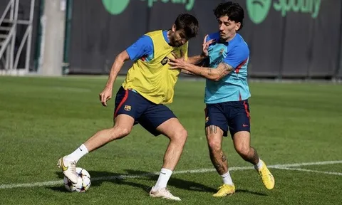 Joan Laporta đích thân giám sát buổi tập cuối của Pique