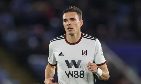 Chelsea và Liverpool được chào hàng tiền vệ trụ hàng đầu Premier League