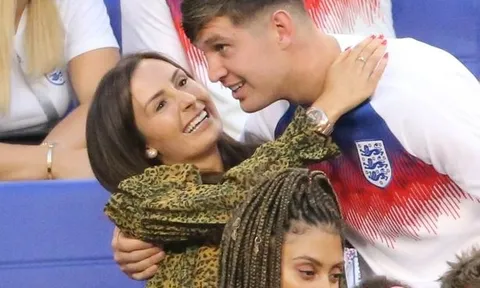 John Stones và bạn gái ăn mừng con trai chào đời