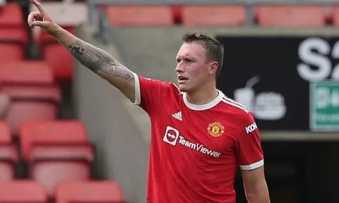 Phil Jones bất ngờ quay trở lại Man United