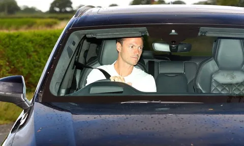 Jonny Evans đến sân tập Carrington