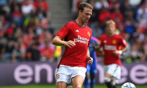 XONG! Cú lừa Jonny Evans xuất hiện ở Man Utd