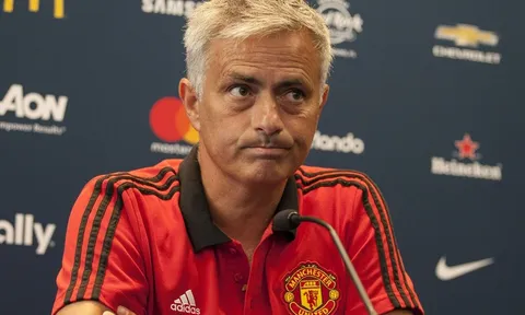 "Sự hiện diện của Mourinho tại M.U khiến Pogba gặp khó khăn"