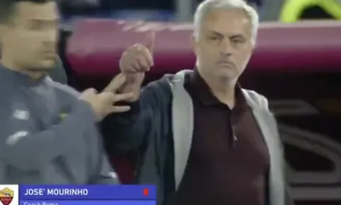 Phản ứng thái quá, Mourinho bị truất quyền chỉ đạo