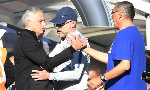 "Mourinho đứng bên ngoài phòng thay đồ trong vài phút để đập cửa"