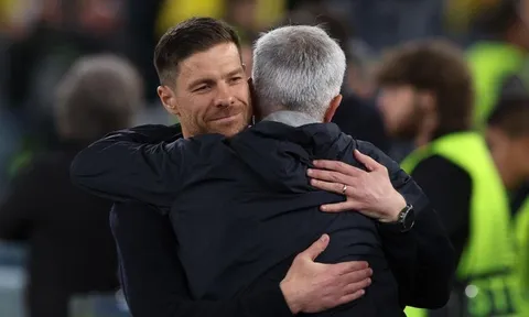 Mourinho đứng đợi Xabi Alonso ở đường biên