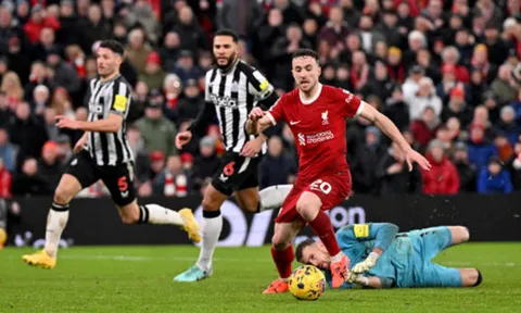 Mike Dean lý giải tình huống phạt đền của Jota