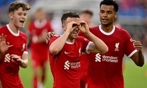 Jota hóa 'gà son' trong ngày Liverpool ra mắt 2 tân binh