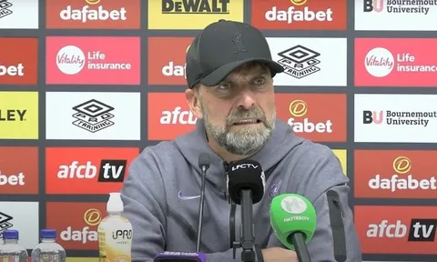 Biểu cảm bất ngờ của Jurgen Klopp khi Man United bị loại