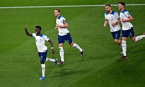 "Phi thường, tương lai của Arsenal và tuyển Anh"