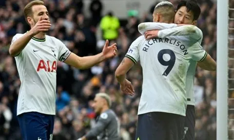 Kane - Son phả hơi nóng vào gáy Man Utd