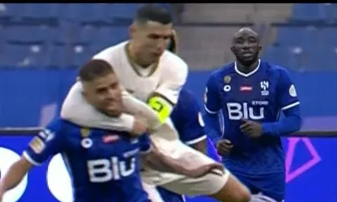 Kẹp cổ rồi quật ngã đối thủ, Ronaldo ôm hận trước cựu tiền đạo M.U