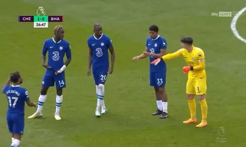 Kepa gây tranh cãi khi chỉ đạo chiến thuật cho cầu thủ Chelsea