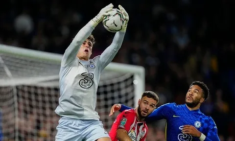 Kepa chuộc lỗi, Chelsea vào tứ kết League Cup