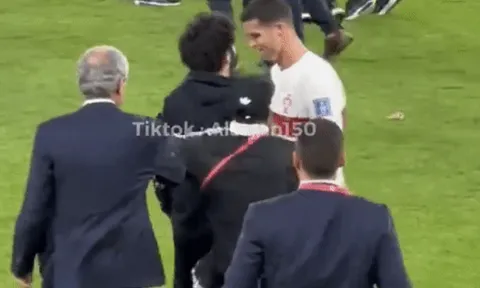 Khoảnh khắc gây tranh cãi của Ronaldo trong ngày chia tay World Cup